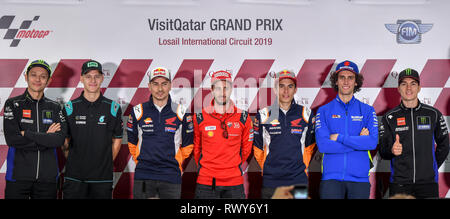 (190308) -- DOHA, 8 mars 2019 (Xinhua) -- (de G à D) L'italien Valentino Rossi MotoGP rider de Monster Energy Yamaha MotoGP, MotoGP rider Français Fabio Quartararo de Petronas Yamaha SRT, l'Espagnol Jorge Lorenzo MotoGP rider du Team Repsol Honda, l'Italien Andrea Dovizioso MotoGP rider de Mission Winnow Ducati, l'Espagnol Marc Marquez MotoGP rider du Team Repsol Honda, MotoGP rider espagnol Alex rin de team Suzuki MotoGP rider Ecstar et l'espagnol Maverick Viñales de MotoGP Monster Energy Yamaha assister à la conférence de presse sur les 5,380 kilomètres du Circuit international à Doha, Qatar, le 7 mars 2019 à l'avance Banque D'Images