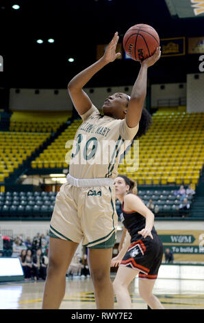 Williamsburg, VA, États-Unis d'Amérique. 7 mars, 2019. 20190307 - William et Mary l'avant VICTORIA REYNOLDS (30) marque contre le nord-est dans la première moitié à Kaplan Arena à Williamsburg, en Virginie Crédit : Chuck Myers/ZUMA/Alamy Fil Live News Banque D'Images