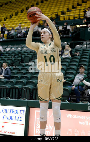 Williamsburg, VA, États-Unis d'Amérique. 7 mars, 2019. 20190307 - William et Mary guard EVA HODGSON (10) hits un 3-point tourné contre le nord-est dans la première moitié à Kaplan Arena à Williamsburg, en Virginie Crédit : Chuck Myers/ZUMA/Alamy Fil Live News Banque D'Images