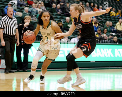 Williamsburg, VA, États-Unis d'Amérique. 7 mars, 2019. 20190307 - William et Mary guard BIANCA BOGGS (2) DRIBBLE contre le nord-est de guard TODD SHANNON (14) dans la première moitié à Kaplan Arena à Williamsburg, en Virginie Crédit : Chuck Myers/ZUMA/Alamy Fil Live News Banque D'Images