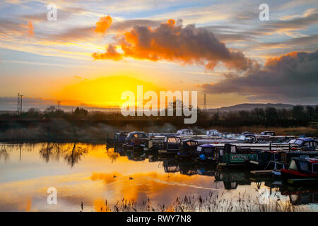 Rufford, Burscough. 8 mars 2019. Météo britannique. Lever de soleil coloré sur la marina. Un froid, givre, de commencer la journée pour les résidents qui ont choisi de faire un bateau leur maison. Crédit. /MediaWorldImages AlamyLiveNews. Banque D'Images