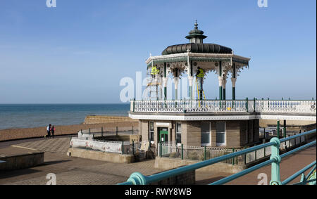 Brighton, UK. Mar 8, 2019. Le kiosque sur le front de mer de Brighton est une couche de peinture et de nettoyage de printemps sur une belle matinée ensoleillée . Le kiosque a été ouvert en 1884 et a été restauré à ses spécifications d'origine en 2009 et est un lieu populaire pour les mariages maintenant Crédit : Simon Dack/Alamy Live News Banque D'Images