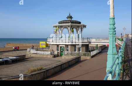 Brighton, UK. Mar 8, 2019. Le kiosque sur le front de mer de Brighton est une couche de peinture et de nettoyage de printemps sur une belle matinée ensoleillée . Le kiosque a été ouvert en 1884 et a été restauré à ses spécifications d'origine en 2009 et est un lieu populaire pour les mariages maintenant Crédit : Simon Dack/Alamy Live News Banque D'Images