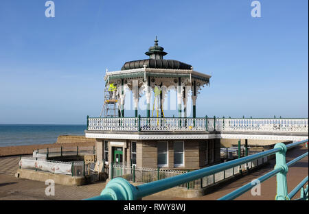 Brighton, UK. Mar 8, 2019. Le kiosque sur le front de mer de Brighton est une couche de peinture et de nettoyage de printemps sur une belle matinée ensoleillée . Le kiosque a été ouvert en 1884 et a été restauré à ses spécifications d'origine en 2009 et est un lieu populaire pour les mariages maintenant Crédit : Simon Dack/Alamy Live News Banque D'Images