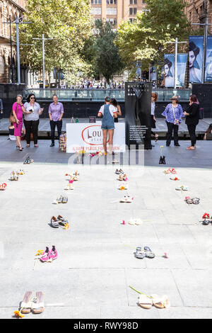 Sydney, Australie. Mar 8, 2019. Lou's place est un refuge pour les femmes de Kings Cross, Sydney. Ici, à Martin Place est placé une paire de chaussures de femmes qui représentent chaque femme qui meurt en 2018 des suites de la violence domestique en Australie, Martin Place, Sydney city centre, de l'Australie. Vendredi 8 mars 2019. Crédit : martin berry/Alamy Live News Banque D'Images