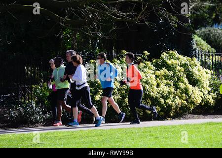 Hastings, East Sussex, UK. 08 Mar, 2019. Météo France : l'état ensoleillé de début à la matinée à Hastings, East Sussex. Beaucoup de personnes qui profitent de la belle météo à Alexandra Park. Les joggeurs courir dans le parc. © Paul Lawrenson, 2019 Crédit photo : Paul Lawrenson / Alamy Live News Banque D'Images