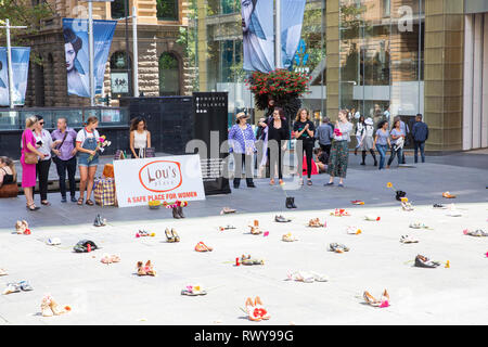 Sydney, Australie. Mar 8, 2019. Lou's place est un refuge pour les femmes de Kings Cross, Sydney. Ici, à Martin Place est placé une paire de chaussures de femmes qui représentent chaque femme qui meurt en 2018 des suites de la violence domestique en Australie, Martin Place, Sydney city centre, de l'Australie. Vendredi 8 mars 2019. Crédit : martin berry/Alamy Live News Banque D'Images