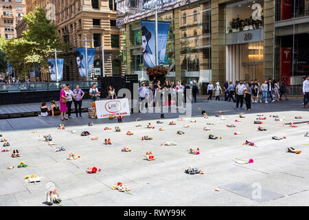 Sydney, Australie. Mar 8, 2019. Lou's place est un refuge pour les femmes de Kings Cross, Sydney. Ici, à Martin Place est placé une paire de chaussures de femmes qui représentent chaque femme qui meurt en 2018 des suites de la violence domestique en Australie, Martin Place, Sydney city centre, de l'Australie. Vendredi 8 mars 2019. Crédit : martin berry/Alamy Live News Banque D'Images