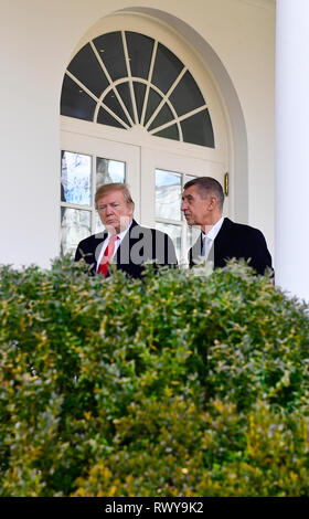 Washington, United States. 07Th Mar, 2019. Le président américain, Donald Trump, gauche, se félicite le Premier Ministre tchèque Andrej Babis à la Maison Blanche à Washington, USA, le 7 mars 2019. Photo : CTK/Vondrous Romain Photo/Alamy Live News Banque D'Images