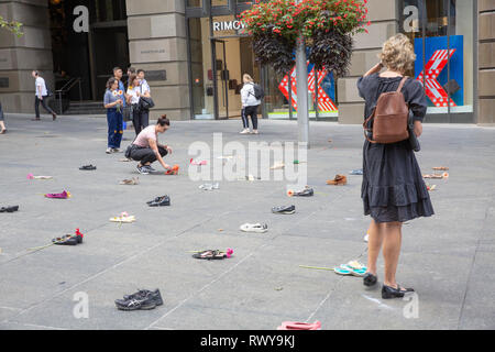 Sydney, Australie. Mar 8, 2019. Lou's place est un refuge pour les femmes de Kings Cross, Sydney. Ici, à Martin Place est placé une paire de chaussures de femmes qui représentent chaque femme qui meurt en 2018 des suites de la violence domestique en Australie, Martin Place, Sydney city centre, de l'Australie. Vendredi 8 mars 2019. Crédit : martin berry/Alamy Live News Banque D'Images