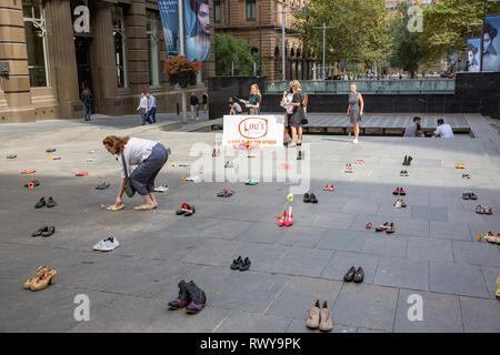 Sydney, Australie. Mar 8, 2019. Lou's place est un refuge pour les femmes de Kings Cross, Sydney. Ici, à Martin Place est placé une paire de chaussures de femmes qui représentent chaque femme qui meurt en 2018 des suites de la violence domestique en Australie, Martin Place, Sydney city centre, de l'Australie. Vendredi 8 mars 2019. Crédit : martin berry/Alamy Live News Banque D'Images