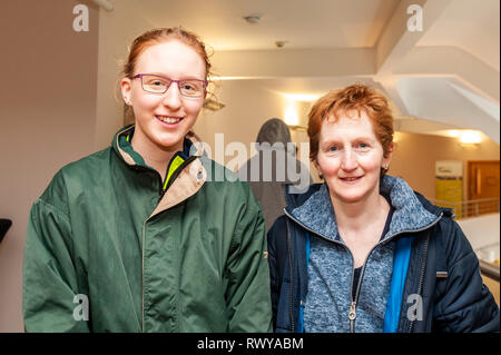 Clonakilty, West Cork, Irlande. 8 mars, 2019. Participation à la journée portes ouvertes du collège agricole Darrara étaient Sinéad et Claire Kearney de Rathcormac. Credit : Andy Gibson/Alamy Live News. Banque D'Images