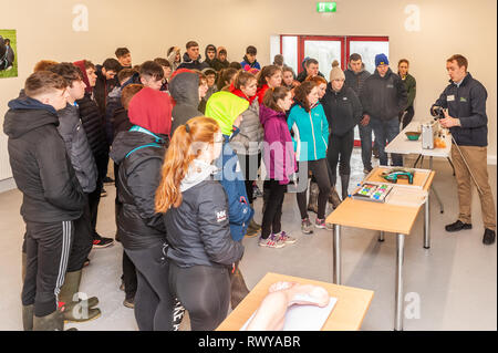 Clonakilty, West Cork, Irlande. 8 mars, 2019. Les visiteurs présents à la journée portes ouvertes du collège agricole Darrara ai écouté attentivement College teacher James Daunt qui a parlé de diverses pratiques agricoles. Credit : Andy Gibson/Alamy Live News. Banque D'Images