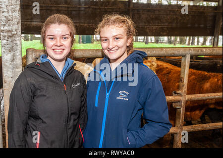 Clonakilty, West Cork, Irlande. 8 mars, 2019. Róisín Kingston et Alison Rochford de Skibbereen est allé(e) à l'école agricole Darrara Open Day. Credit : Andy Gibson/Alamy Live News. Banque D'Images