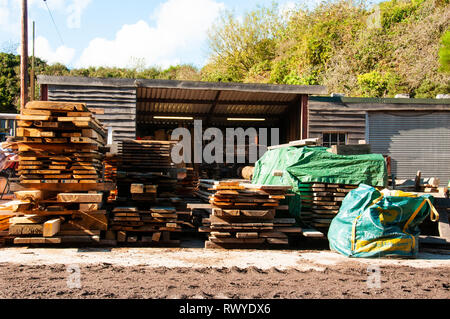 Les piles de bois bois divers dans la cour Banque D'Images