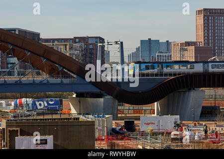 Transpennine Express class 185 traversant le nouveau pont Ordsall Chord à Salford Banque D'Images