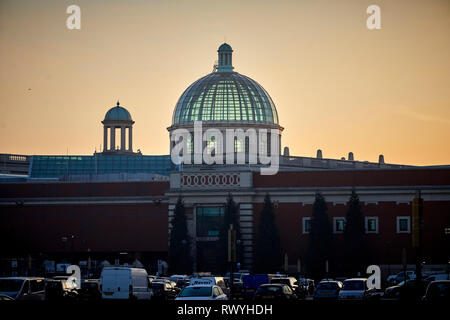 Lever du soleil sur le Trafford Centre Dome Banque D'Images