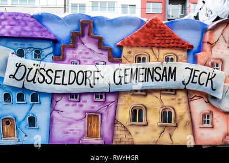 Düsseldorf, Allemagne. 4 mars 2019. Carnaval 2019 devise 'gemeinsam jeck' - 'crazy ensemble'. L'Assemblée Rosenmontag (Lundi ou Mardi Gras Rose) défilé de carnaval a lieu à Düsseldorf. Banque D'Images