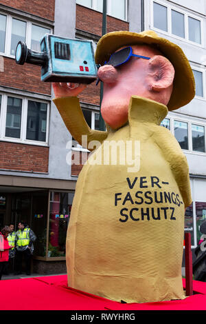 Düsseldorf, Allemagne. 4 mars 2019. L'Assemblée Rosenmontag (Lundi ou Mardi Gras Rose) défilé de carnaval a lieu à Düsseldorf. Flotteur carnaval conçu par l'artiste allemand Jacques Tilly. Membre de la Verfassungsschutz, service secret allemand, tenant une caméra. Banque D'Images