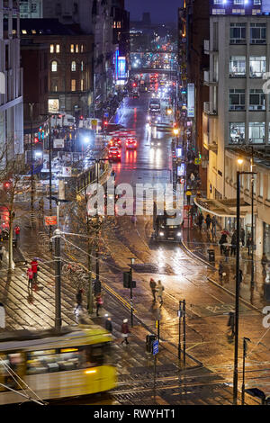 Le centre-ville de Manchester Oxford Street junction avec St Peters Square traversé par un tramway Metrolink at night Banque D'Images