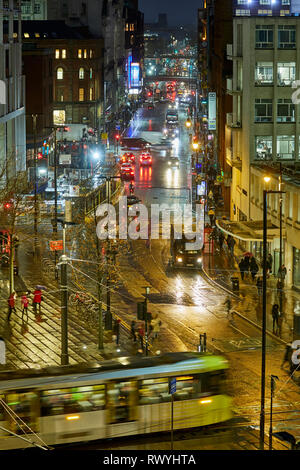 Le centre-ville de Manchester Oxford Street junction avec St Peters Square traversé par un tramway Metrolink at night Banque D'Images