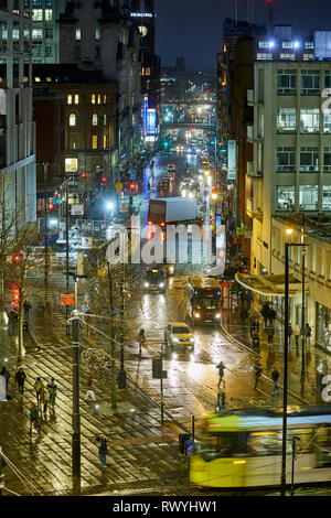 Le centre-ville de Manchester Oxford Street junction avec St Peters Square traversé par un tramway Metrolink at night Banque D'Images