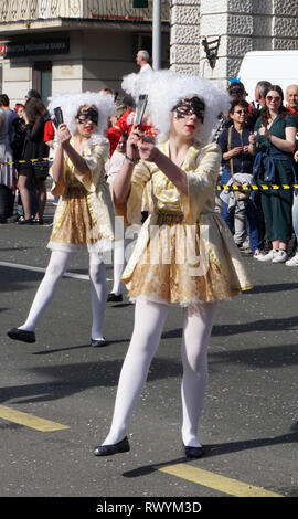 Rijeka, Croatie, Mars 3rd, 2019. Les filles des perruques costume masqué dans le romantisme dans la rue dans le cortège de carnaval Banque D'Images