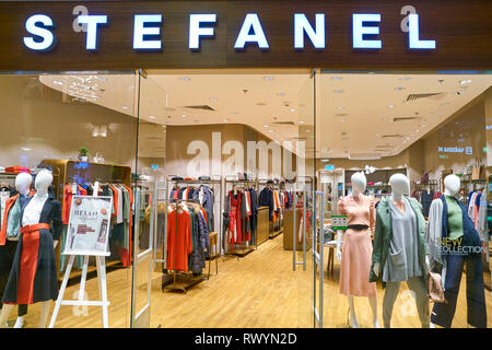 Moscou, Russie - CRICA Septembre, 2018 : entrée de Stefanel shop dans centre commercial de Moscou. Banque D'Images