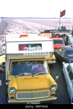 But fait RV camping camping-car des années 70, construit sur châssis Ford Transit jaune chargé sur Highlands écossais car-ferry famille circuit touristique 1974 UK Banque D'Images