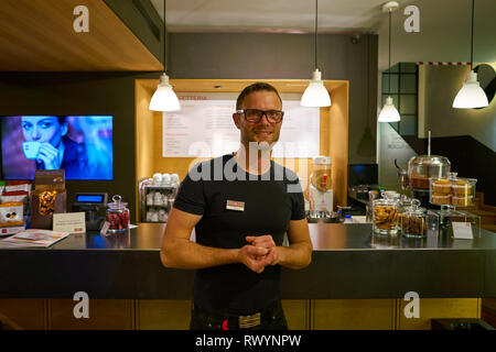 ROME, ITALIE - circa 2017, novembre : à l'intérieur portrait de travailleur au magasin Illy à Rome, Italie. Banque D'Images