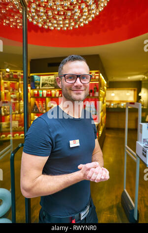 ROME, ITALIE - circa 2017, novembre : outdoor portrait du travailleur au magasin Illy à Rome, Italie. Banque D'Images