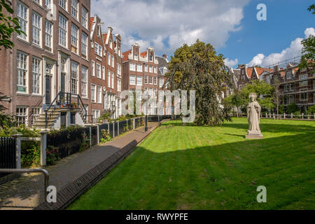 Une vue dans une cour intérieure médiévale, le Begijnhof, Amsterdam, Pays-Bas Banque D'Images