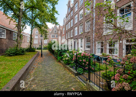 Une vue dans une cour intérieure médiévale, le Begijnhof, Amsterdam, Pays-Bas Banque D'Images