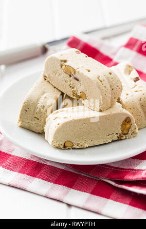 Sweet dessert halva aux amandes tranches sur l'assiette. Banque D'Images