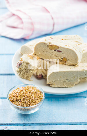 Sweet dessert halva aux amandes tranches et les graines de sésame. Banque D'Images