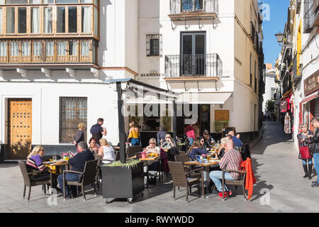 Les gens de boire et de manger dans la Plaza Virgen de los Reyes, la place historique en face de la Cathédrale de Séville Banque D'Images