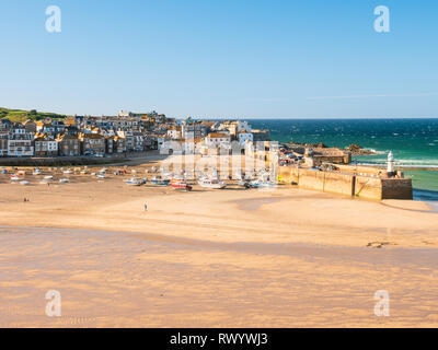 ST Ives, Angleterre - le 21 juin : belle plage de St Ives, au coucher du soleil. À St Ives, Cornwall, Angleterre. Le 21 juin 2018. Banque D'Images