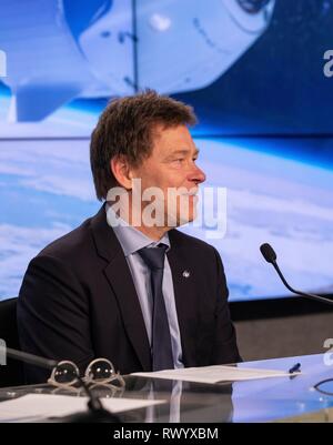 Hans Koenigsmann, vice-président, de construire et de vol de la fiabilité, SpaceX, parle aux médias lors d'un lancement conférence de presse avant le lancement de la première capsule de l'équipage commercial Demo-1 au Centre spatial Kennedy le 28 février 2019 à Cape Canaveral, en Floride. Banque D'Images