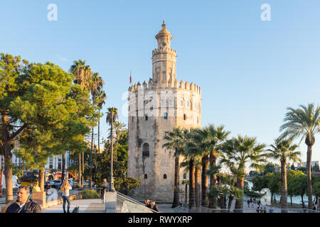 La Torre del Oro à Séville en début de soirée du soleil Banque D'Images