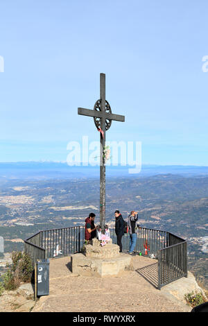 Croix de Saint Michael, la montagne de Montserrat, en Catalogne, Espagne Banque D'Images