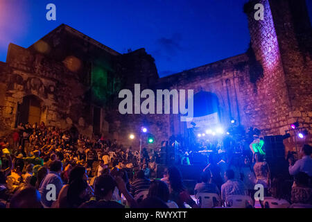 Le concert en plein air de Grupo Bonyé dans la Zona Colonial, devant les ruines de San Francisco, à l'origine un monastère franciscain construit au début Banque D'Images