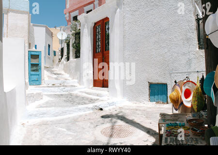 La vieille rue de la ville de Pyrgos dans l'île de Santorin, Grèce Banque D'Images