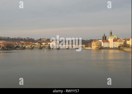 Pont Charles et de la Vieille Ville Tour de l'eau sur la rivière Vltava à Prague (Praha), République Tchèque Banque D'Images