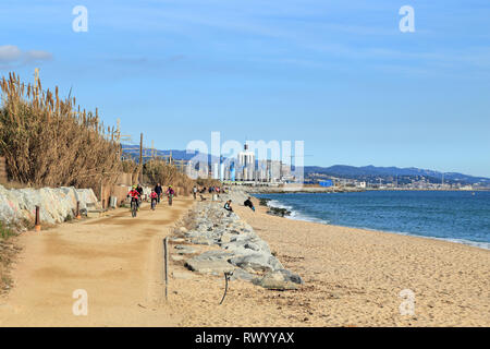 La piste cyclable de la plage, Cabrera de Mar, à côté de Mataró, le BlueSun factory à l'arrière. Banque D'Images