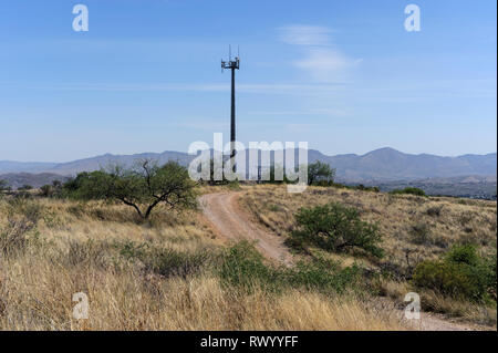 La tour de surveillance w/caméras sur US border 2 miles à l'est de Mariposa Port d'entrée, Nogales, Arizona Avril 2018 Banque D'Images