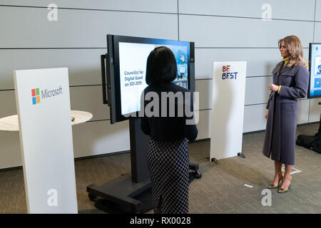 La première dame des États-Unis Melania Trump est à l'écoute d'une présentation sur la sécurité en ligne par Jacqueline Beauchere, chef responsable de la sécurité en ligne de Microsoft à l'Executive Briefing Center de Microsoft le 4 mars 2019 à Redmond, Washington. Banque D'Images