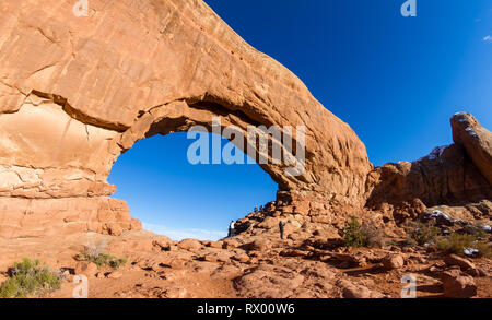 Moab, Utah - Décembre 08 : sur le sentier des roches rouges du Nord bénéficiant de près de la fenêtre. 08 décembre 2018, Moab, Utah Banque D'Images