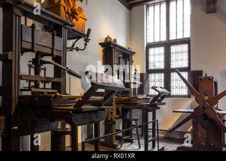 Atelier d'impression montrant deux plus anciennes presses au monde à partir de 1600 dans le Musée Plantin-Moretus / Plantin-Moretusmuseum, Anvers, Belgique Banque D'Images