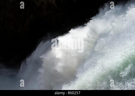 Vue détaillée, l'eau qui tombe, Tombe de Yellowstone, cascade dans une gorge, Grand Canyon de la Yellowstone River Banque D'Images