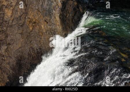 Vue détaillée, l'eau qui tombe, Tombe de Yellowstone, cascade dans une gorge, Grand Canyon de la Yellowstone River Banque D'Images